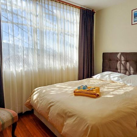The Quito Guest House With Yellow Balconies For Travellers Eksteriør billede