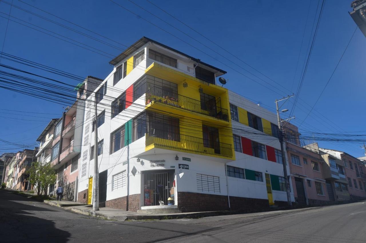 The Quito Guest House With Yellow Balconies For Travellers Eksteriør billede