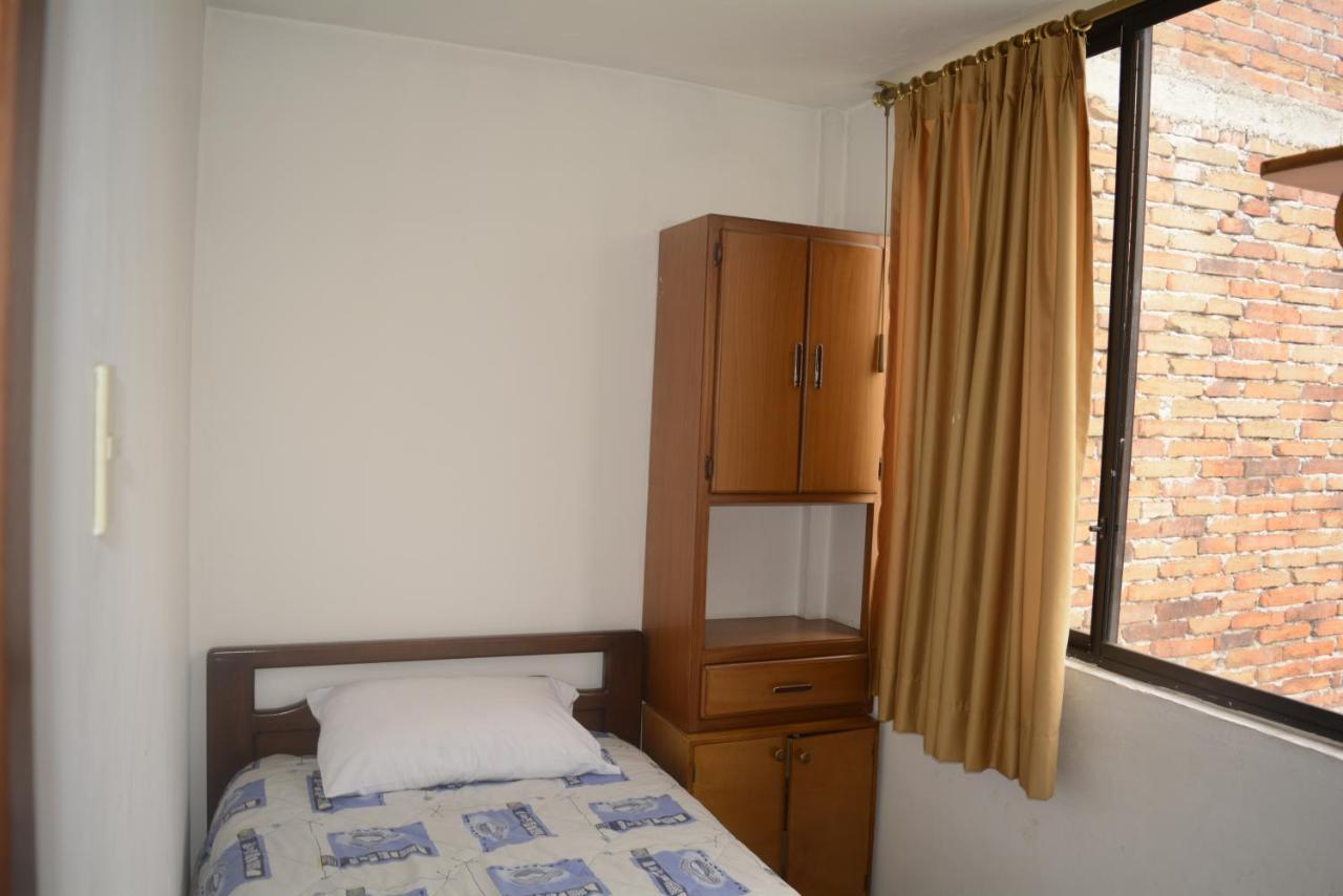 The Quito Guest House With Yellow Balconies For Travellers Eksteriør billede