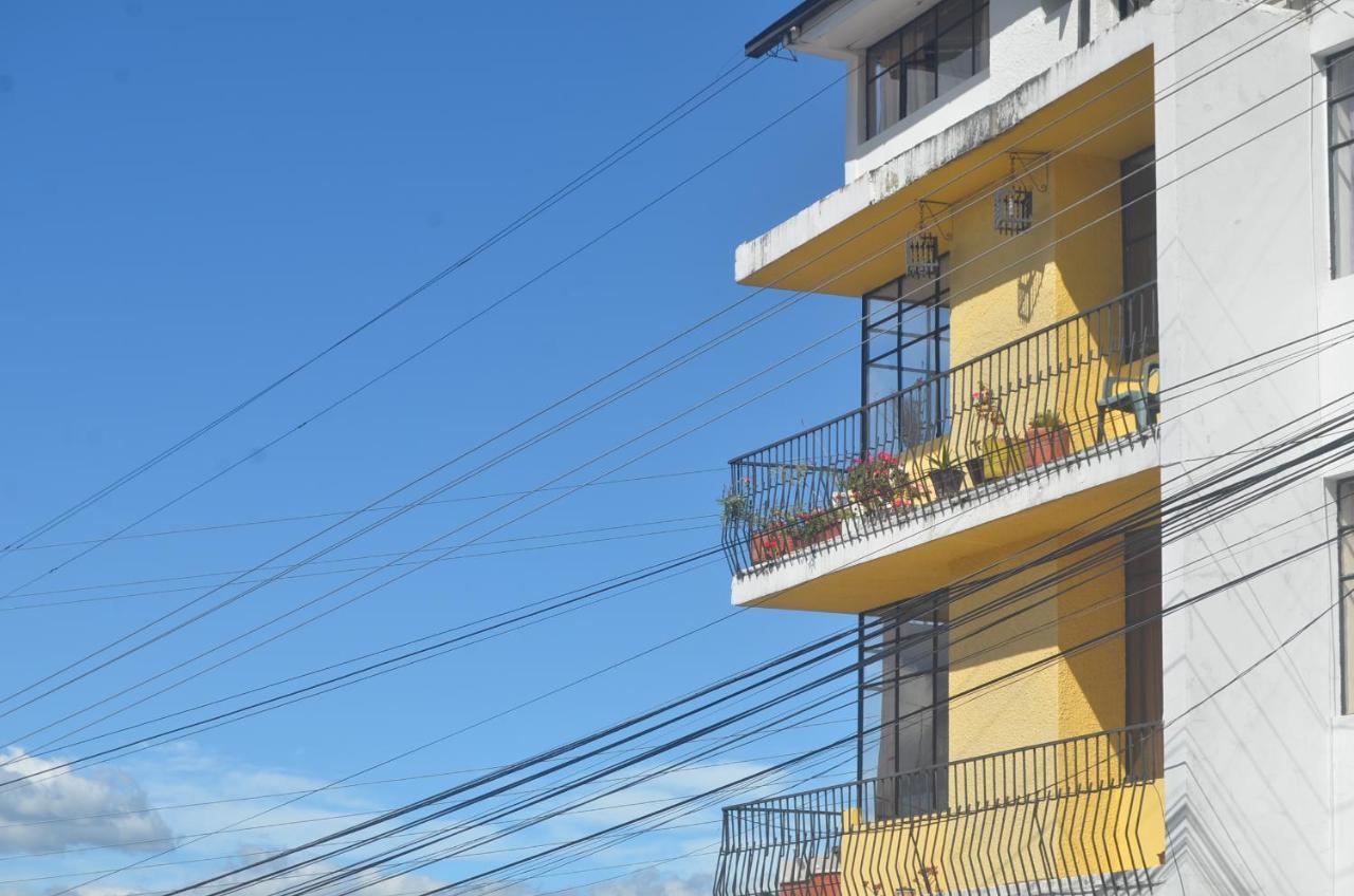 The Quito Guest House With Yellow Balconies For Travellers Eksteriør billede