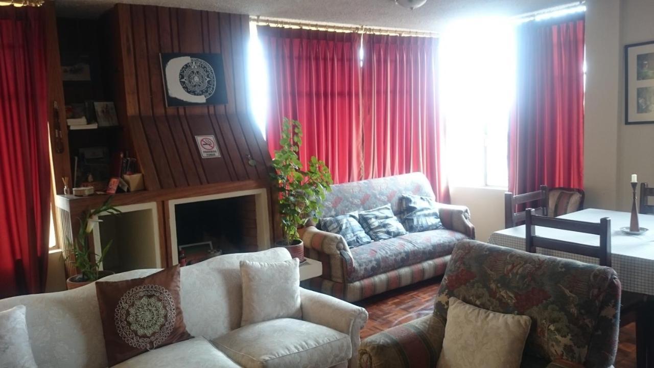 The Quito Guest House With Yellow Balconies For Travellers Eksteriør billede