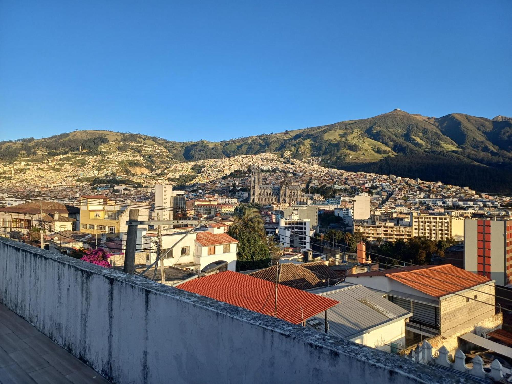 The Quito Guest House With Yellow Balconies For Travellers Eksteriør billede