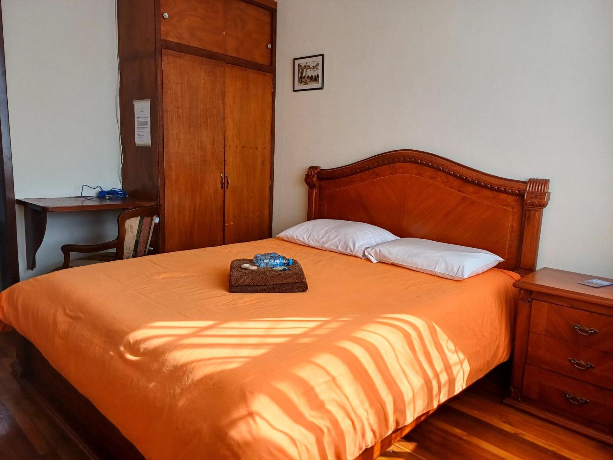 The Quito Guest House With Yellow Balconies For Travellers Eksteriør billede