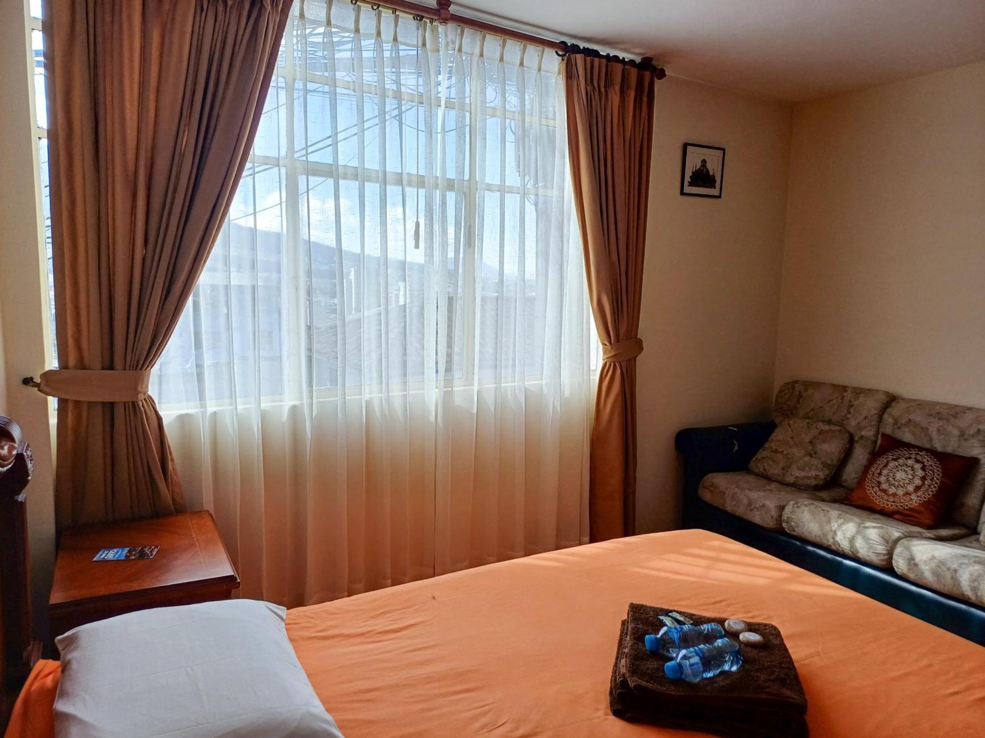 The Quito Guest House With Yellow Balconies For Travellers Eksteriør billede