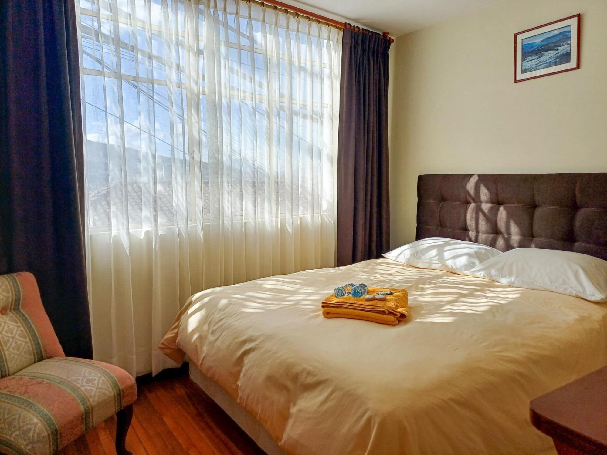 The Quito Guest House With Yellow Balconies For Travellers Eksteriør billede
