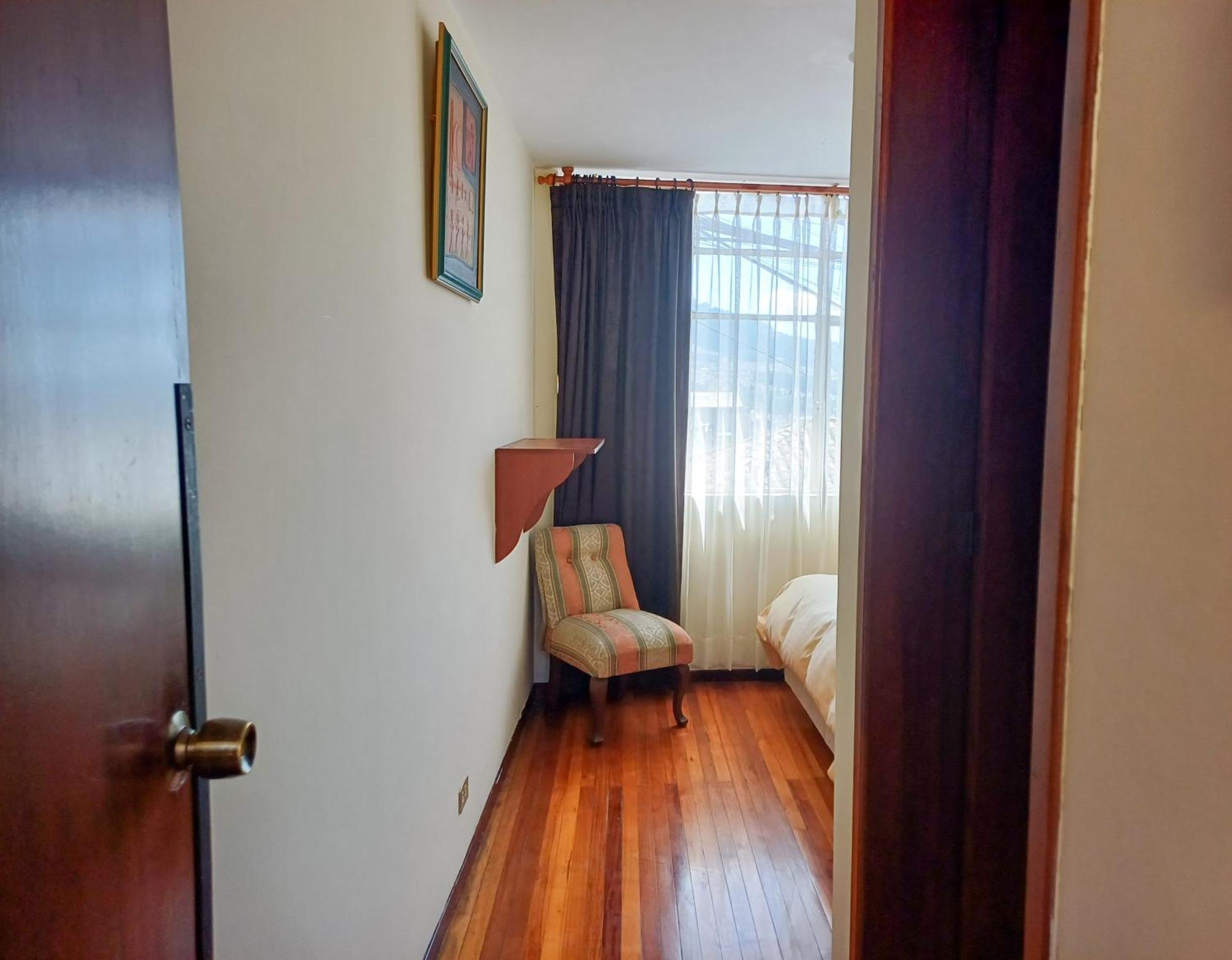 The Quito Guest House With Yellow Balconies For Travellers Eksteriør billede