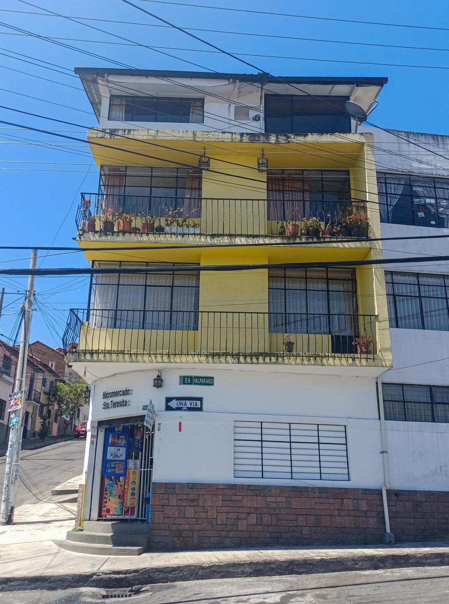 The Quito Guest House With Yellow Balconies For Travellers Eksteriør billede