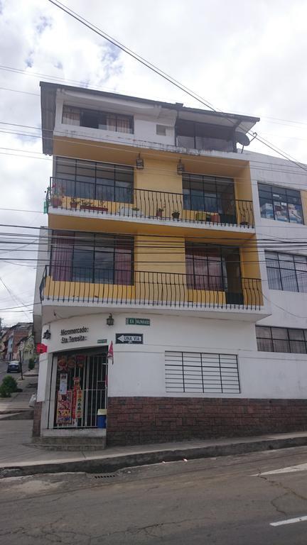 The Quito Guest House With Yellow Balconies For Travellers Eksteriør billede