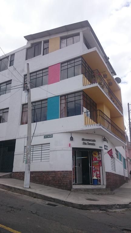 The Quito Guest House With Yellow Balconies For Travellers Eksteriør billede