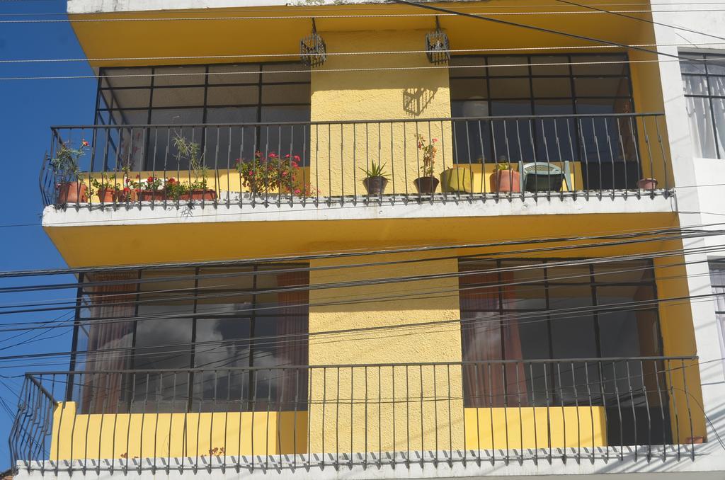The Quito Guest House With Yellow Balconies For Travellers Eksteriør billede