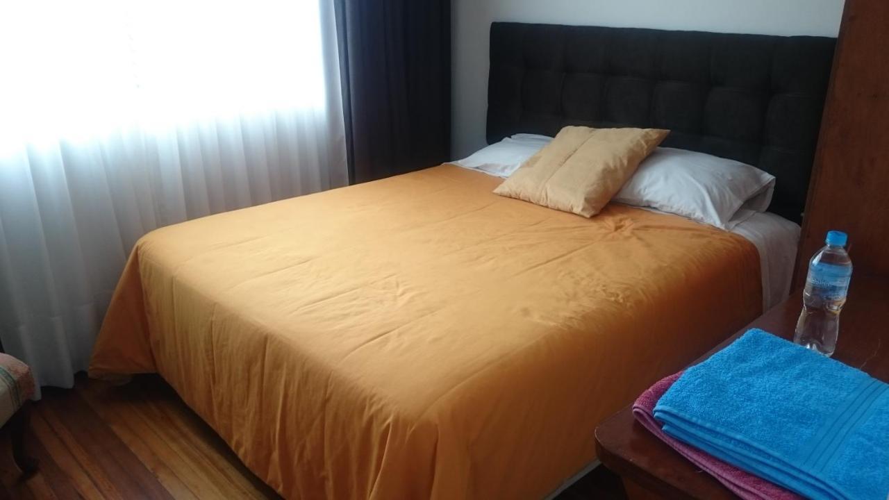 The Quito Guest House With Yellow Balconies For Travellers Eksteriør billede