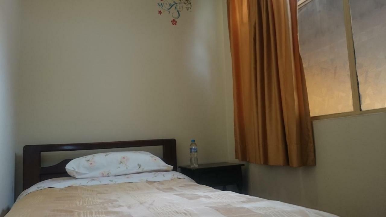 The Quito Guest House With Yellow Balconies For Travellers Eksteriør billede